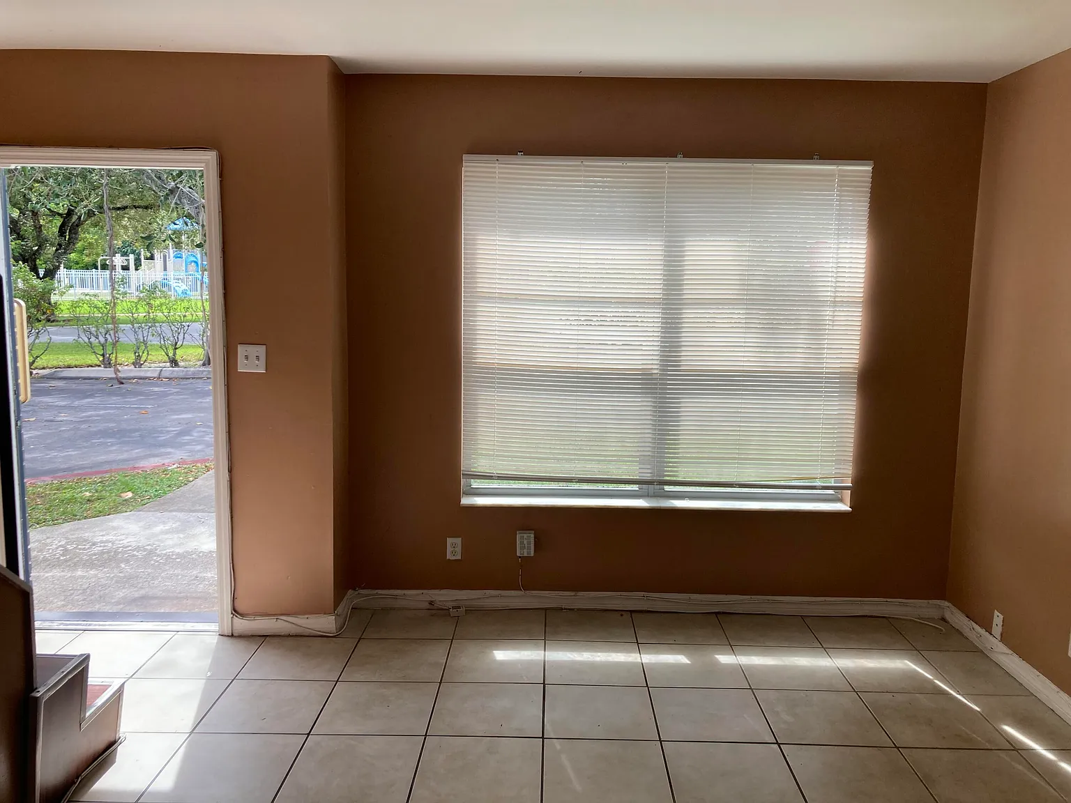2 bed, 1.5 bath, 938 sqft, $1,900 — Photo 2