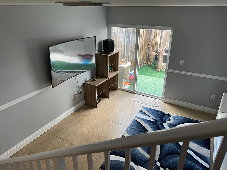 Spacious LIVING AREA (c)