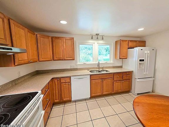 5th image of 555 Williams St