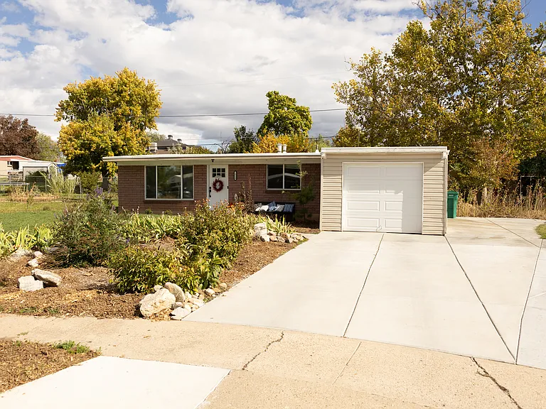 1316 Kent Cir — Photo 2
