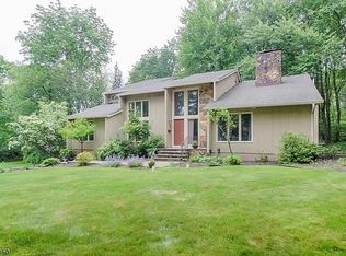 16 Old Wood Ln S, Randolph, NJ 07869