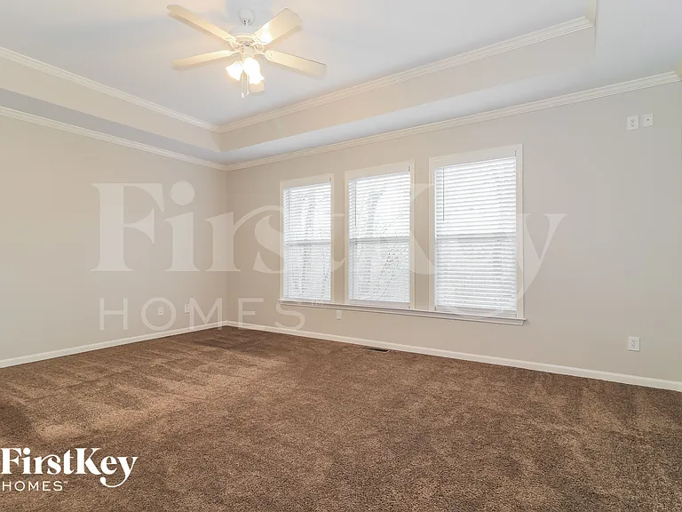 677 Longwood Pl — Photo 9