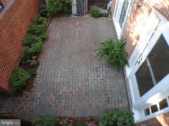 2nd image of 104 King Henry Ct #8