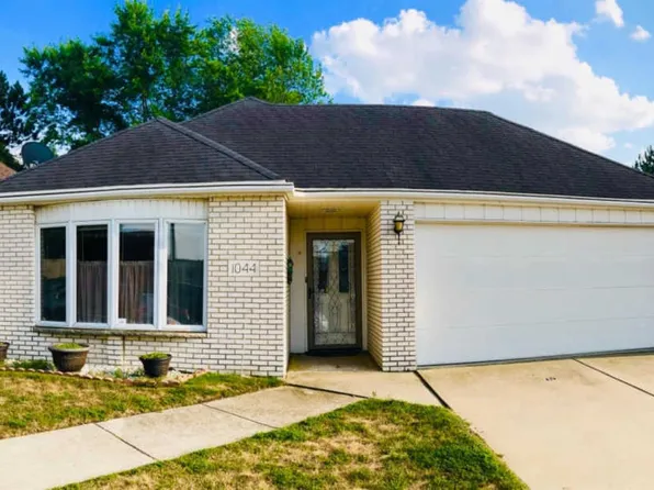 1044 Flag Ln, Dyer, IN 46311