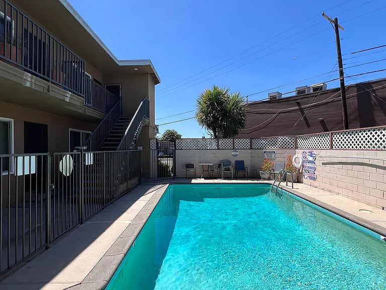 2540 S Barrington Ave #3 — Photo 16