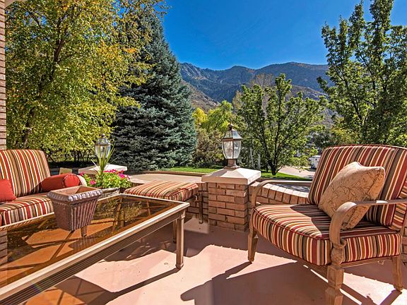 Views like no other in Pepperwood!
