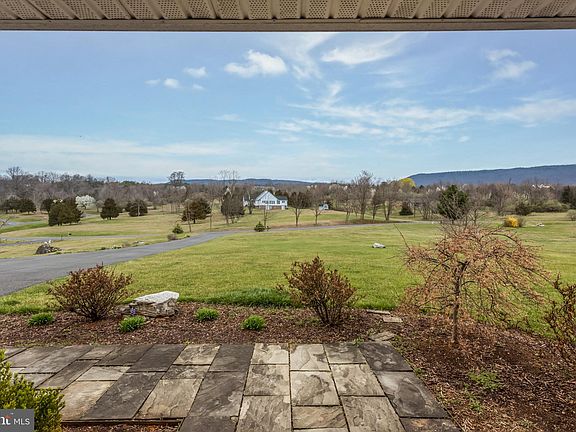 5th image of 967 Fairview Cir