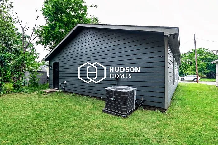708 Henderson St — Photo 12