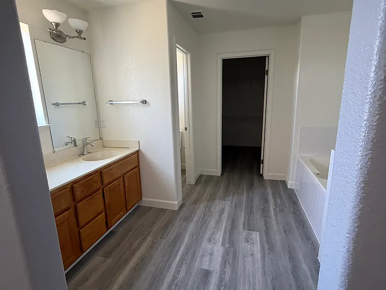1147 Legend Cir — Photo 32