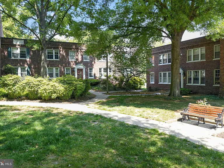 N Troy St — Photo 16