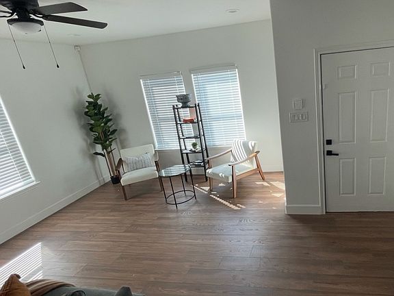 Small nook - spacious area next to living room.
