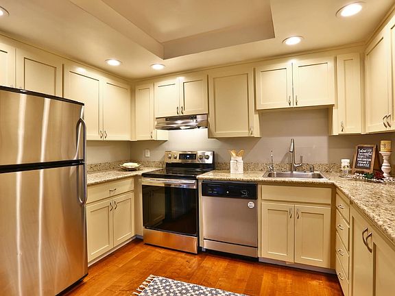 4th image of 1033 Crestview Dr APT 210