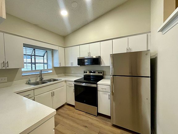 4th image of 117 E Myrtle St #227