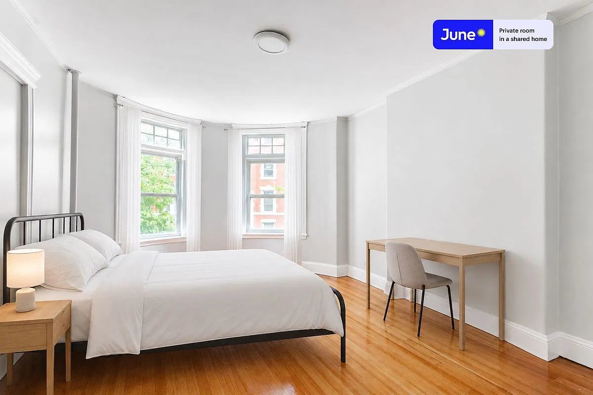 Queen bedroom in 4 bed/2 bath home in Brookline #1923 H — Photo 1