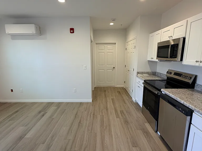 337 Main St #1 — Photo 4