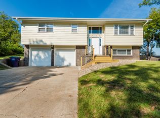 1925 Blue Hills Rd, Manhattan, KS 66502