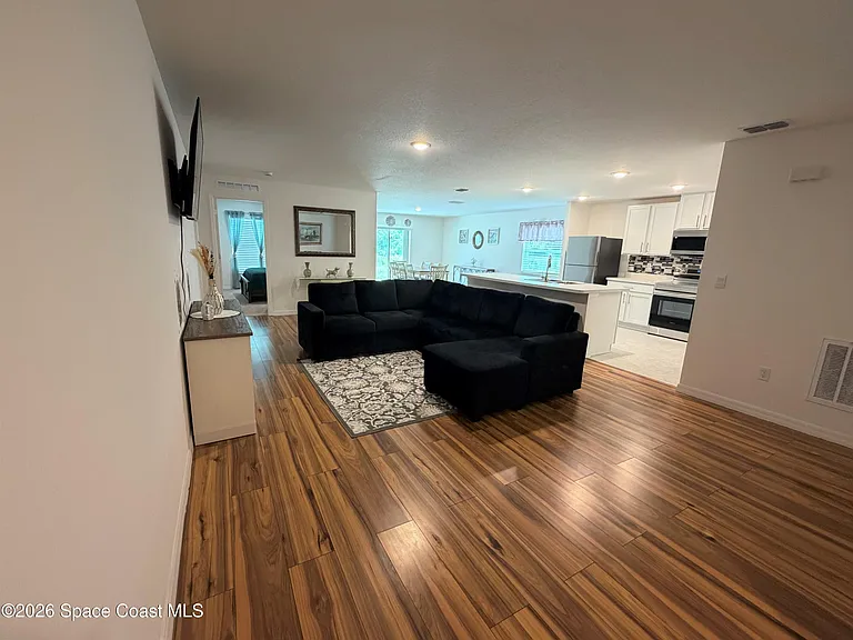 3161 Fergus Ave SE — Photo 2
