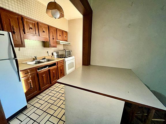 Kitchen with eat-in bar