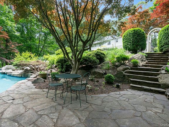 5th image of 12 Woodland Ct S