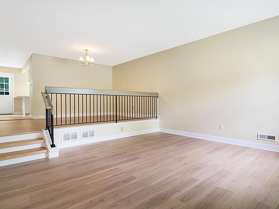 4th image of 102 Sandhurst Dr