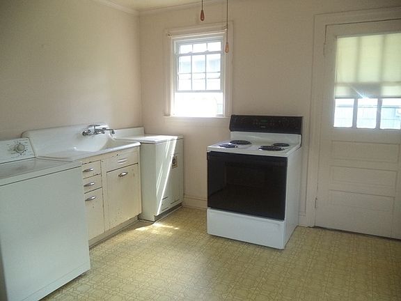 3rd image of 805 Roanoke Ave