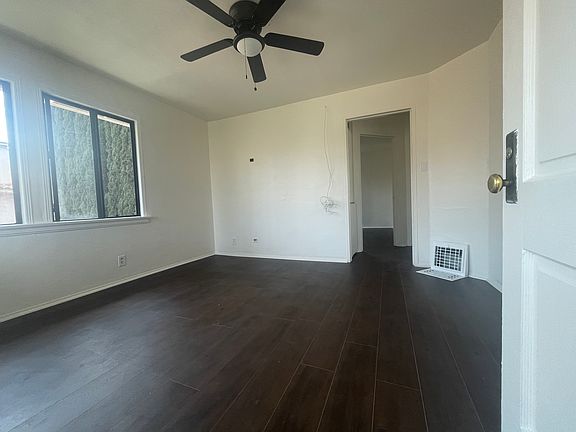 Living Room/Entrance