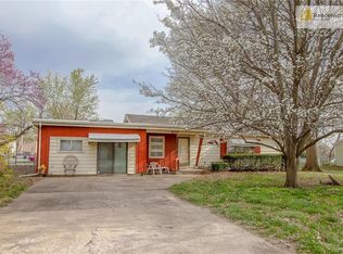 400 SE 15th St, Oak Grove, MO 64075