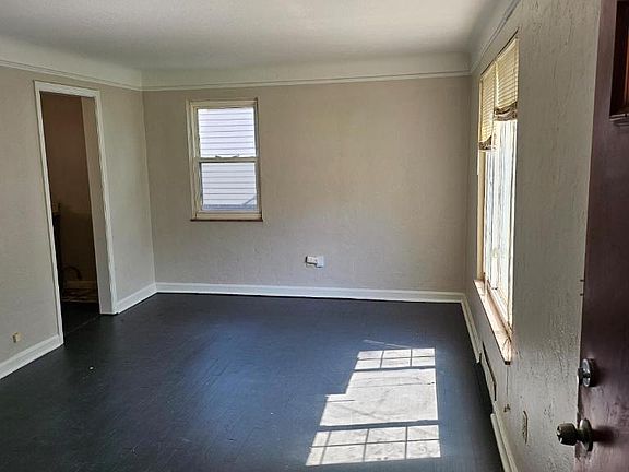 4th image of 261 E 324th St