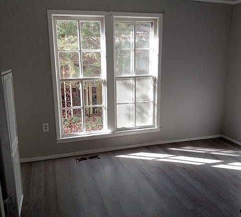 4th image of 706 W Oak Ave