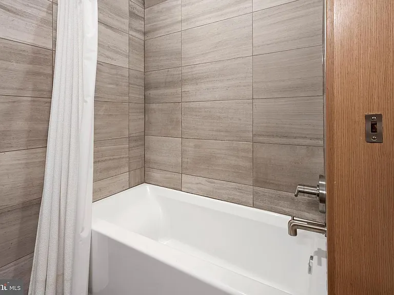 1713 15th St NW #1 — Photo 17