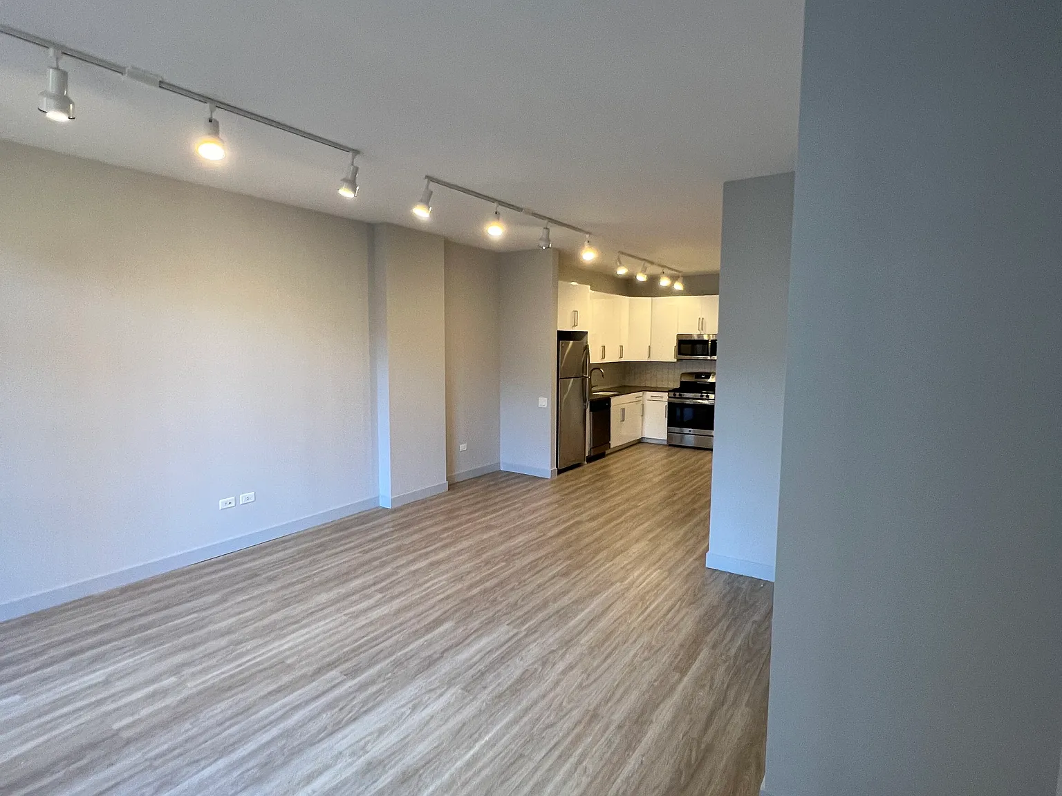 Studio, 1.0 bath, 658 sqft, $2,415 — Photo 3