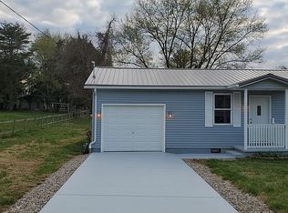123 Pine Dr, Little Hocking, OH 45742