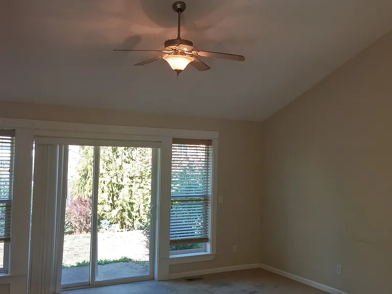 157 SW Chapman Ct — Photo 7