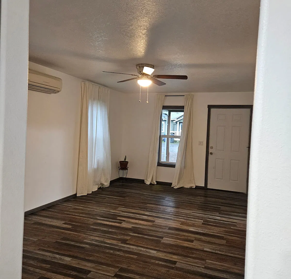 3 bed, 1100 sqft, $2,200 — Photo 4