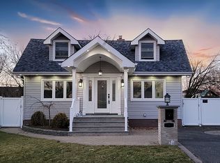 218 Bergen Ct, Copiague, NY 11726