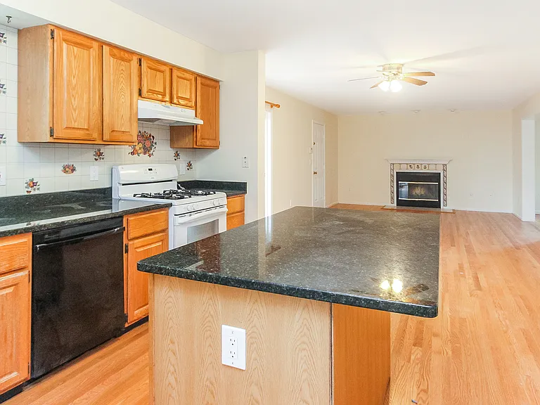 107 Benson Pl — Photo 5
