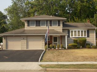 784 Riverbend Dr, Clark, NJ 07066