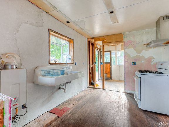 Farm-Style Kitchen Sink