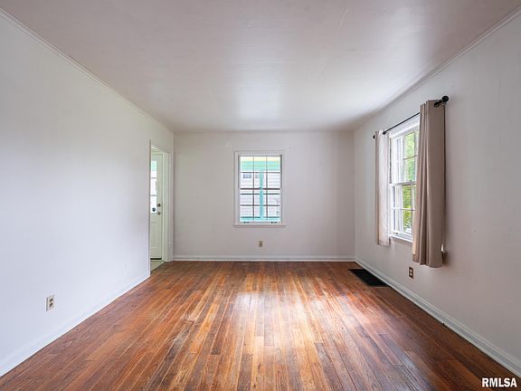 3rd image of 5312 N Knoxville Ave