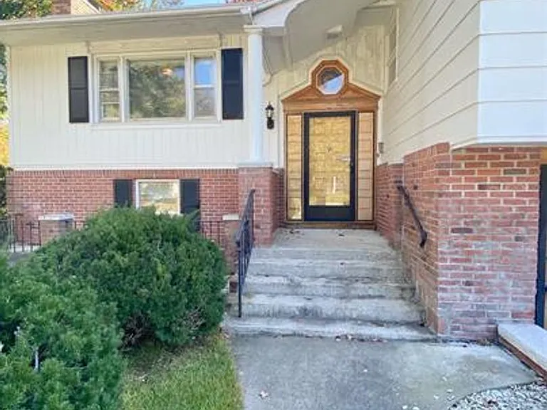 8 Greenwood Ave — Photo 1