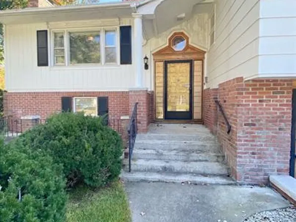 8 Greenwood Ave, Essex Junction, VT 05452