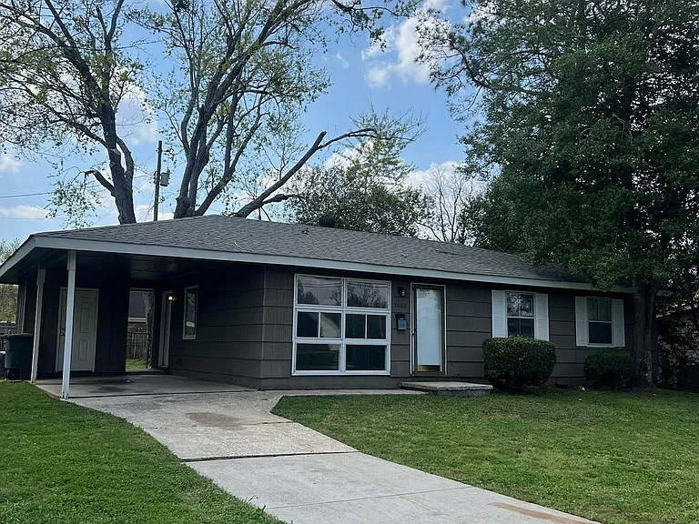 1002 Lowell Dr SE — Photo 2