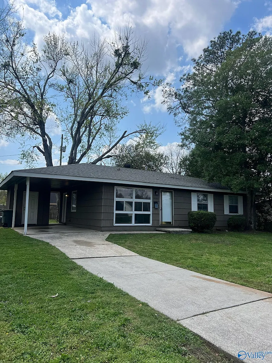 Building Photo - 1002 Lowell Dr SE