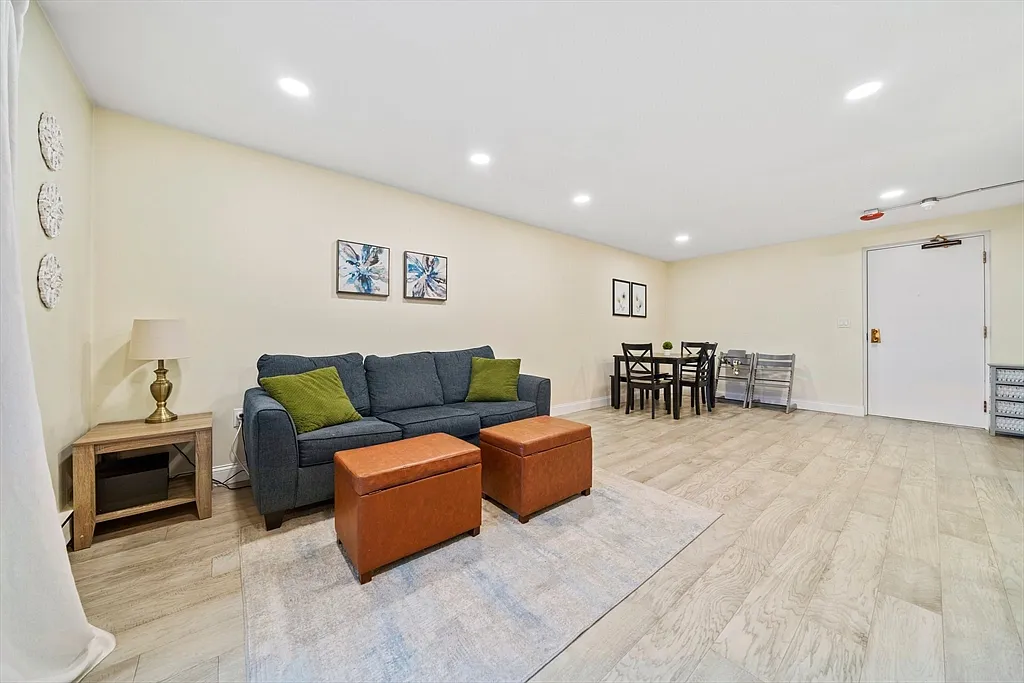 2 bed, 1000 sqft, $2,700 — Photo 1