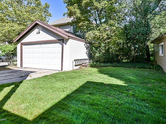 2nd image of 1621 Wealthy St SE #2