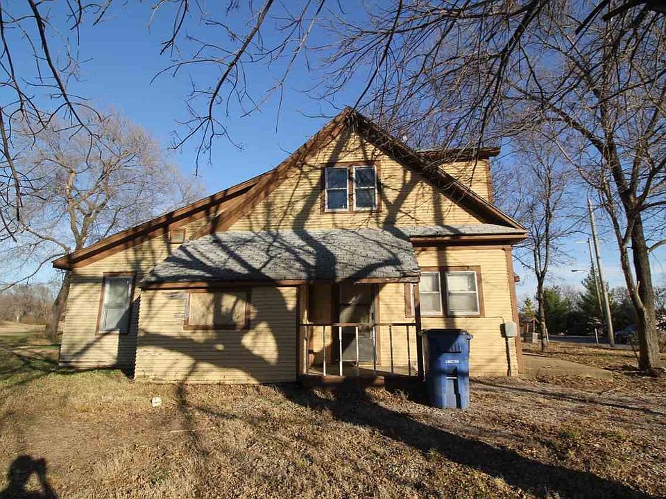 1st image of 216 E Kellogg Ave