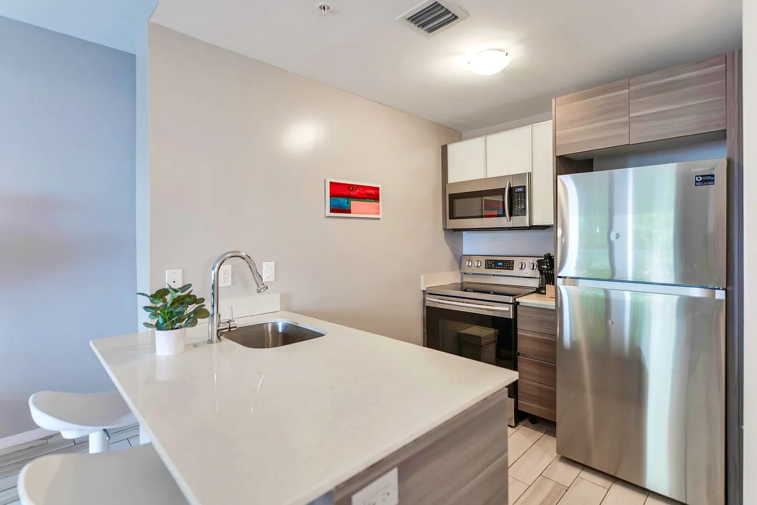 2 bed, 2.0 bath, 775 sqft, $5,227 — Photo 3