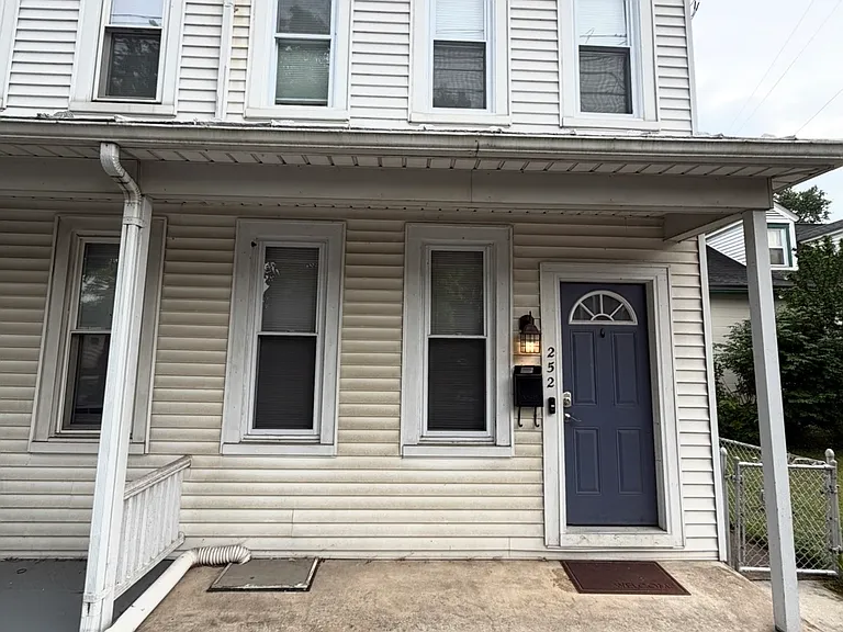 252 E Louther St — Photo 2