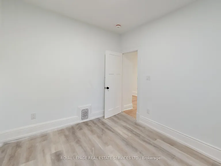 218 Montrose Ave — Photo 23