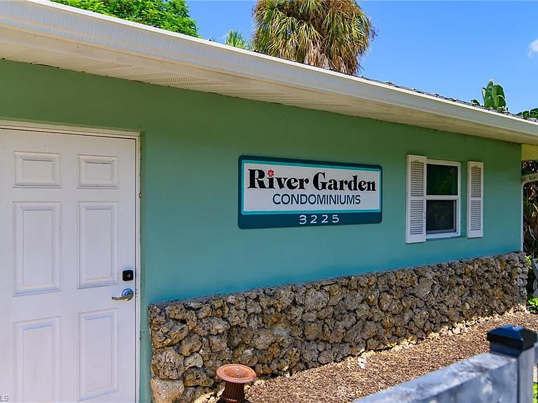 3225 E Riverside Dr — Photo 16